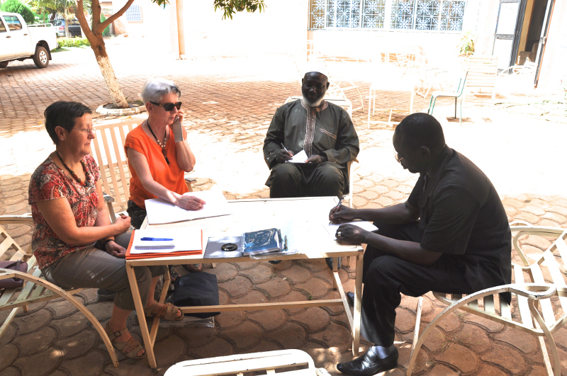 Réunion avec les partenaires dans la cour de l’hôtel à Ouagadougou